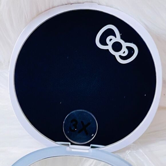 Hello Kitty® "Supercute Signature" Print LED Compact Mirror - Picture 3 of 6